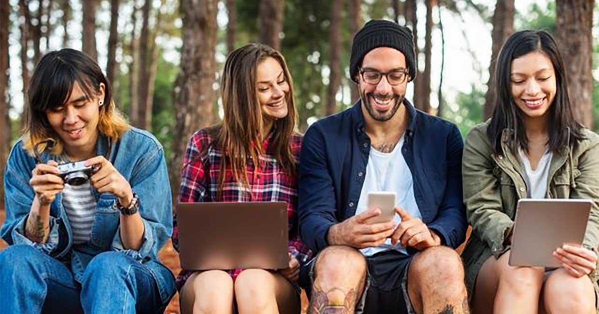 Use friendly. Hang out with friends. use friendly devices. social technical foto.