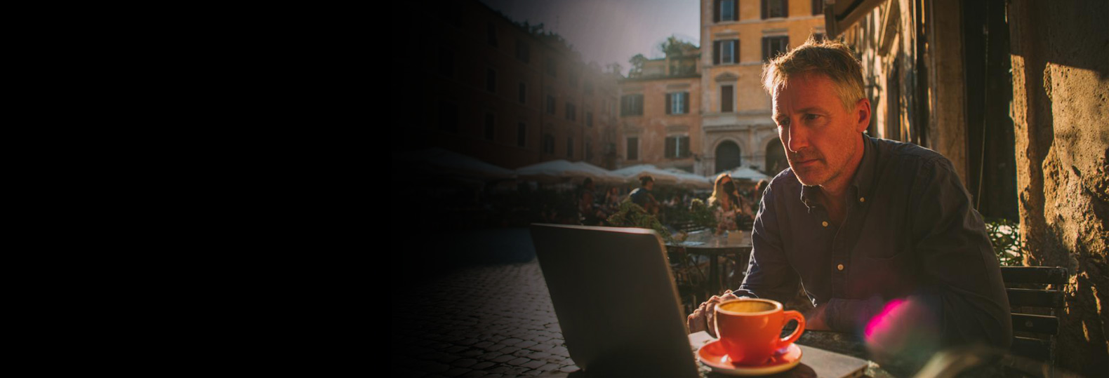 banner-desktop-man-on-laptop