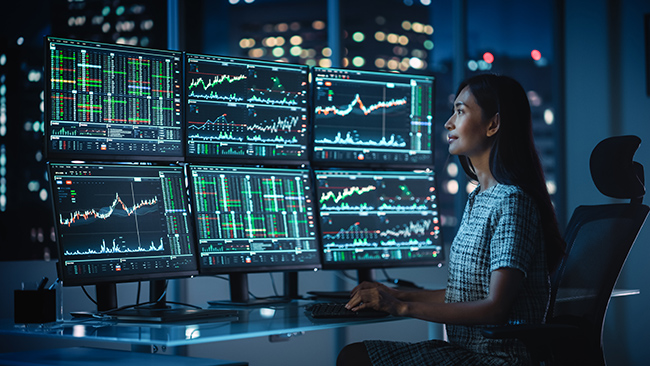Why You Struggle to Scale AI, While Other Banks and Insurers Move Ahead: The Modern Data Governance Gap 