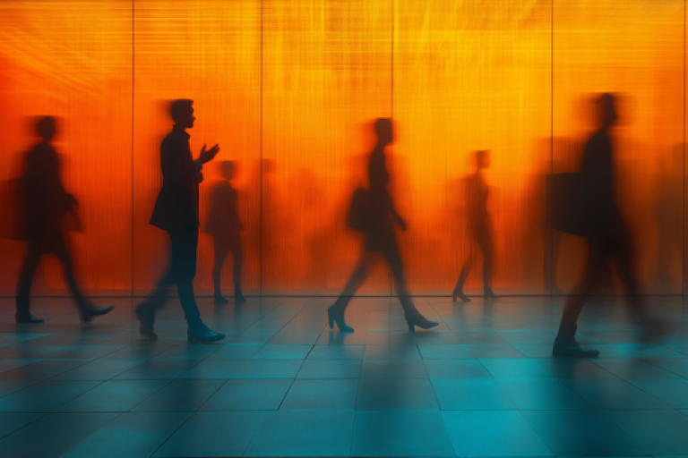banner-mobile-people-walking
